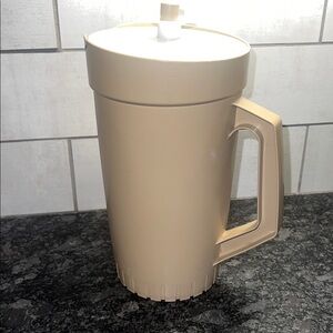 Vintage Tupperware drink container Like new white lid. has tight fitting lid